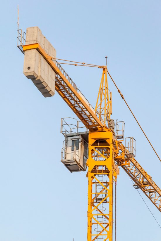 Sárga építődaru kék ég előtt
